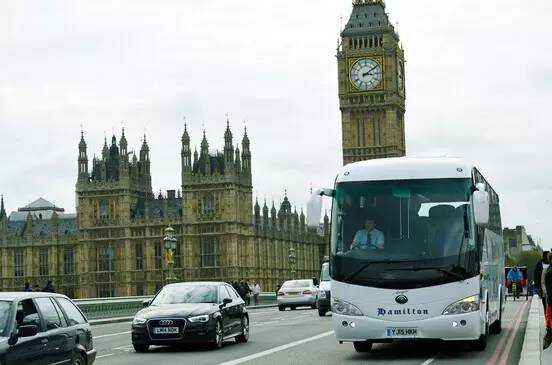 他一年能挣400多亿 却让老婆修汽车 给员工送榨菜