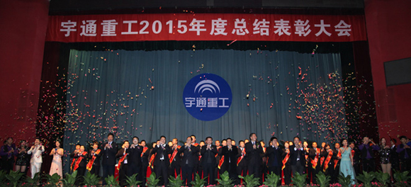 他一年能挣400多亿 却让老婆修汽车 给员工送榨菜