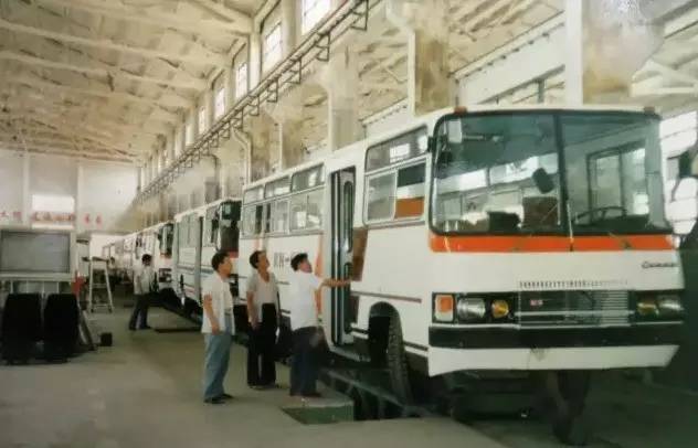 他一年能挣400多亿 却让老婆修汽车 给员工送榨菜