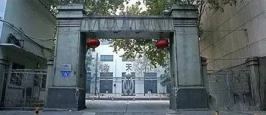 他一年能挣400多亿 却让老婆修汽车 给员工送榨菜