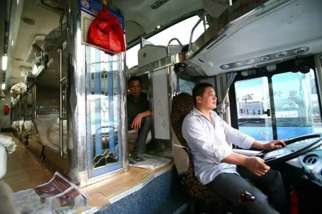 他一年能挣400多亿 却让老婆修汽车 给员工送榨菜