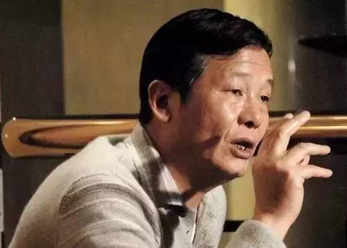 他一年能挣400多亿 却让老婆修汽车 给员工送榨菜