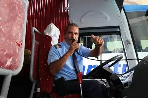 他一年能挣400多亿 却让老婆修汽车 给员工送榨菜