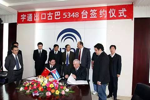 他一年能挣400多亿 却让老婆修汽车 给员工送榨菜