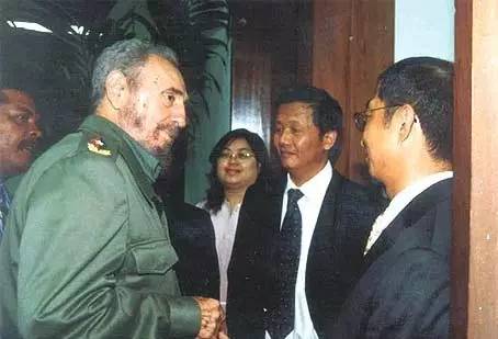 他一年能挣400多亿 却让老婆修汽车 给员工送榨菜