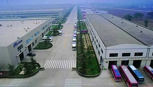 他一年能挣400多亿 却让老婆修汽车 给员工送榨菜