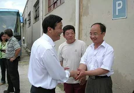 他一年能挣400多亿 却让老婆修汽车 给员工送榨菜