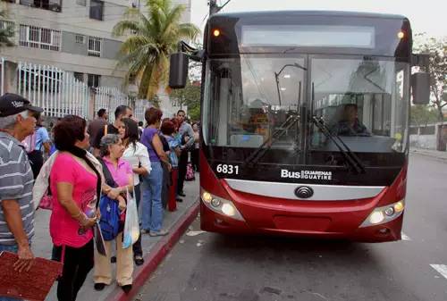 他一年能挣400多亿 却让老婆修汽车 给员工送榨菜