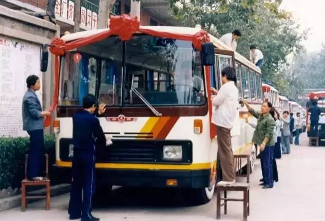 他一年能挣400多亿 却让老婆修汽车 给员工送榨菜