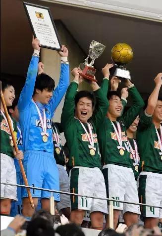 日本高中生真的好幸福！中国足球狗偷偷擦眼泪…