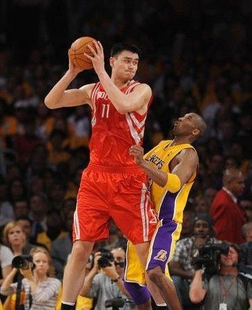 姚明身家30亿,最高1769万年薪,但拿到手的却不