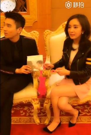 耍大牌?杨幂直播时3次打掉记者手机 (组图)