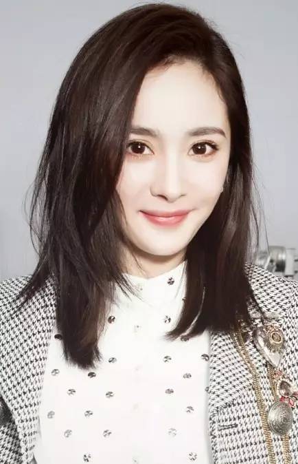 耍大牌?杨幂直播时3次打掉记者手机 (组图)