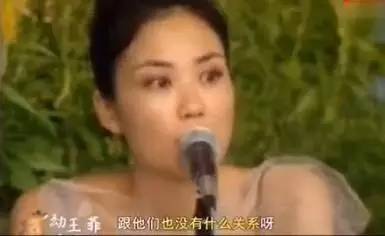 耍大牌?杨幂直播时3次打掉记者手机 (组图)