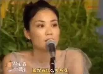 耍大牌?杨幂直播时3次打掉记者手机 (组图)