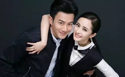 耍大牌?杨幂直播时3次打掉记者手机 (组图)