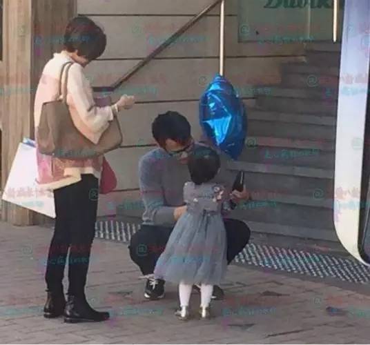 耍大牌?杨幂直播时3次打掉记者手机 (组图)