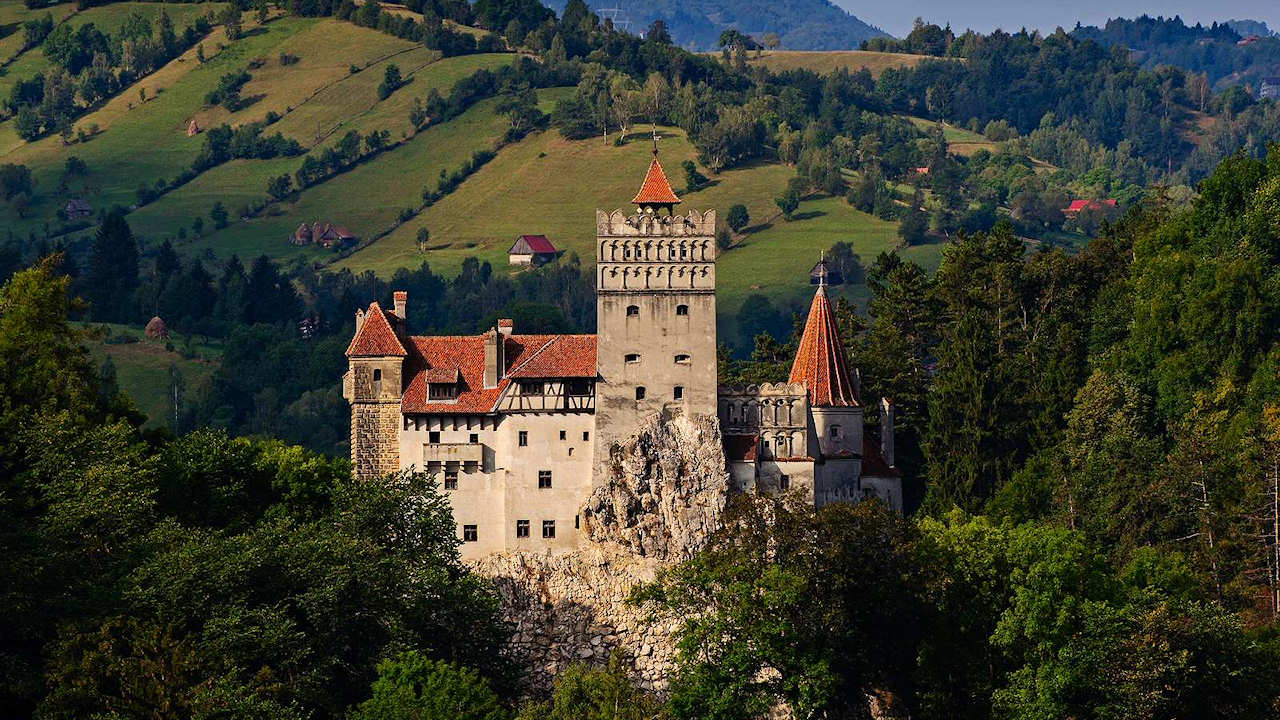 布朗城堡(dracula castle)位于罗马尼亚中西部,这里原是匈牙利国王于