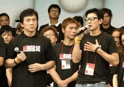 刘德华能走红34年，这4次下跪说明很多问题(组图)