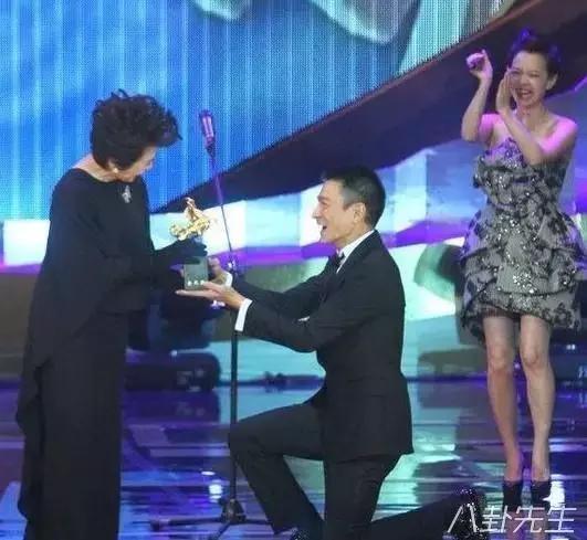 刘德华能走红34年，这4次下跪说明很多问题(组图)