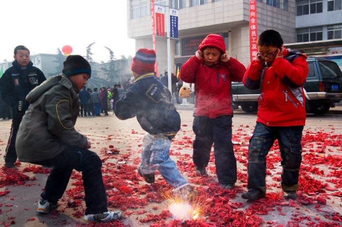 毫无疑问,在10多年前,放炮就是男孩子们过年生活的一切 而火药伴