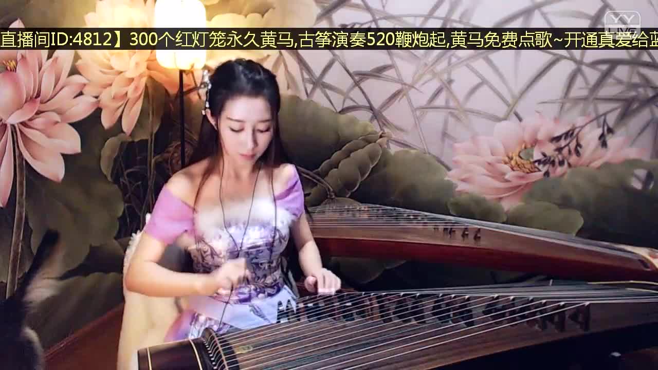 美女古筝演奏《月光下的凤尾竹》超好听!