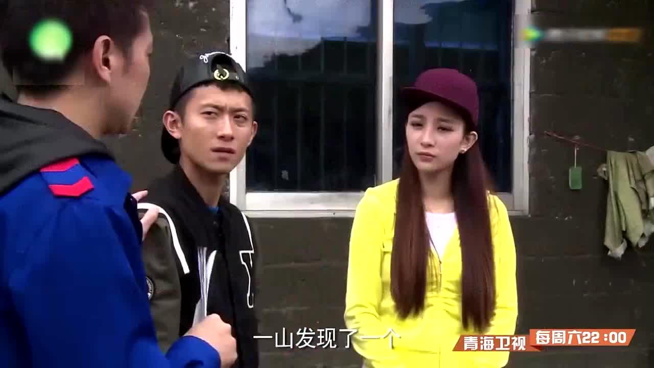 张一山与保剑锋大街卖牛奶赚钱帮助贫困小女孩