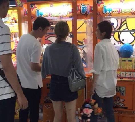 原来娱乐圈有这么多夹娃娃高手！可他们的姿势…