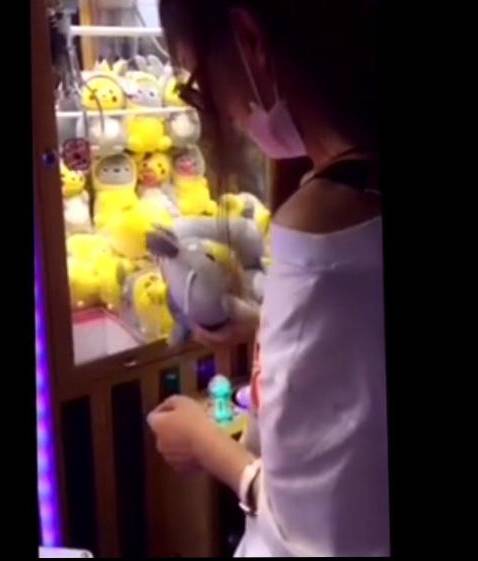 原来娱乐圈有这么多夹娃娃高手！可他们的姿势…