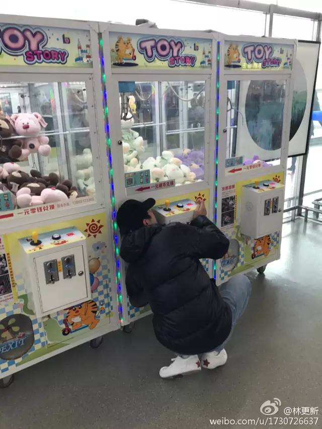 原来娱乐圈有这么多夹娃娃高手！可他们的姿势…