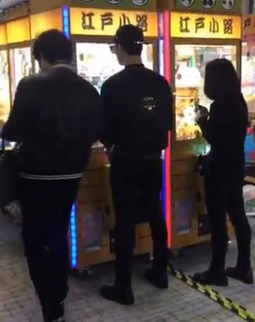 原来娱乐圈有这么多夹娃娃高手！可他们的姿势…