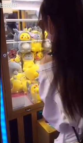 原来娱乐圈有这么多夹娃娃高手！可他们的姿势…