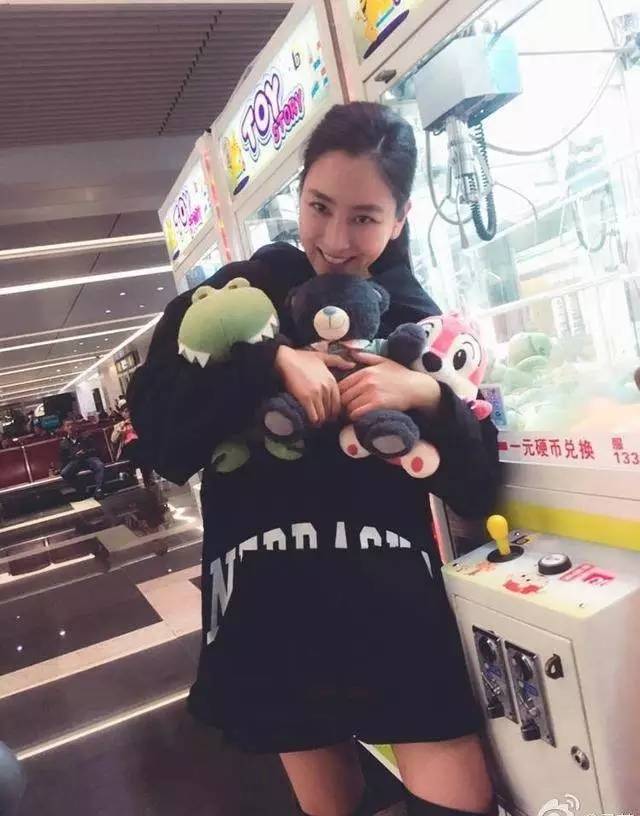 原来娱乐圈有这么多夹娃娃高手！可他们的姿势…