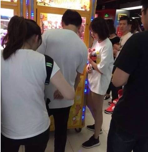 原来娱乐圈有这么多夹娃娃高手！可他们的姿势…