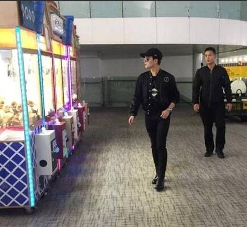 原来娱乐圈有这么多夹娃娃高手！可他们的姿势…