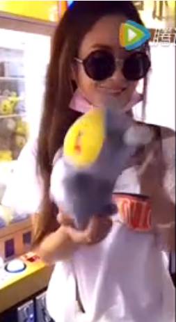 原来娱乐圈有这么多夹娃娃高手！可他们的姿势…