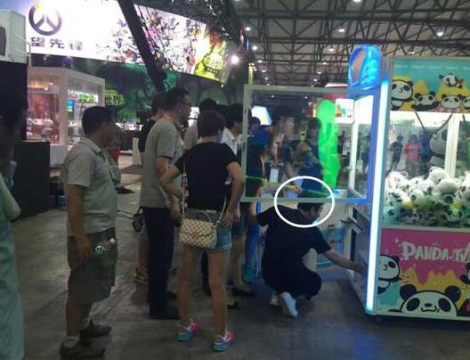 原来娱乐圈有这么多夹娃娃高手！可他们的姿势…