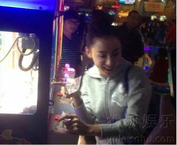 原来娱乐圈有这么多夹娃娃高手！可他们的姿势…