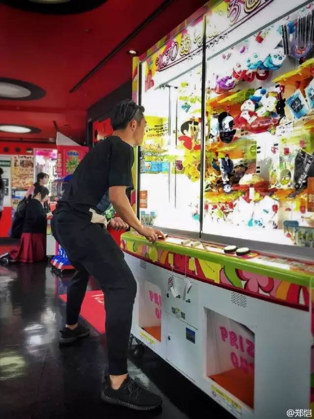 原来娱乐圈有这么多夹娃娃高手！可他们的姿势…