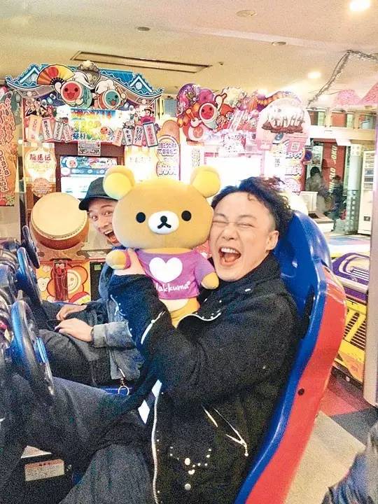 原来娱乐圈有这么多夹娃娃高手！可他们的姿势…