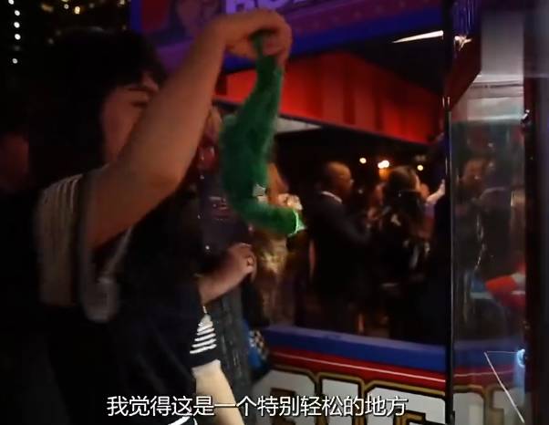 原来娱乐圈有这么多夹娃娃高手！可他们的姿势…