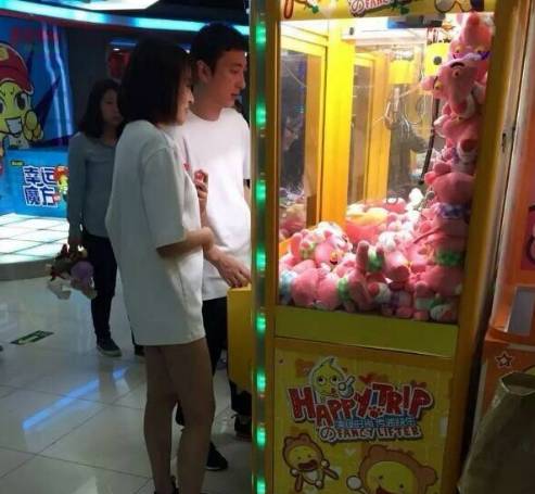 原来娱乐圈有这么多夹娃娃高手！可他们的姿势…