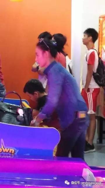 原来娱乐圈有这么多夹娃娃高手！可他们的姿势…