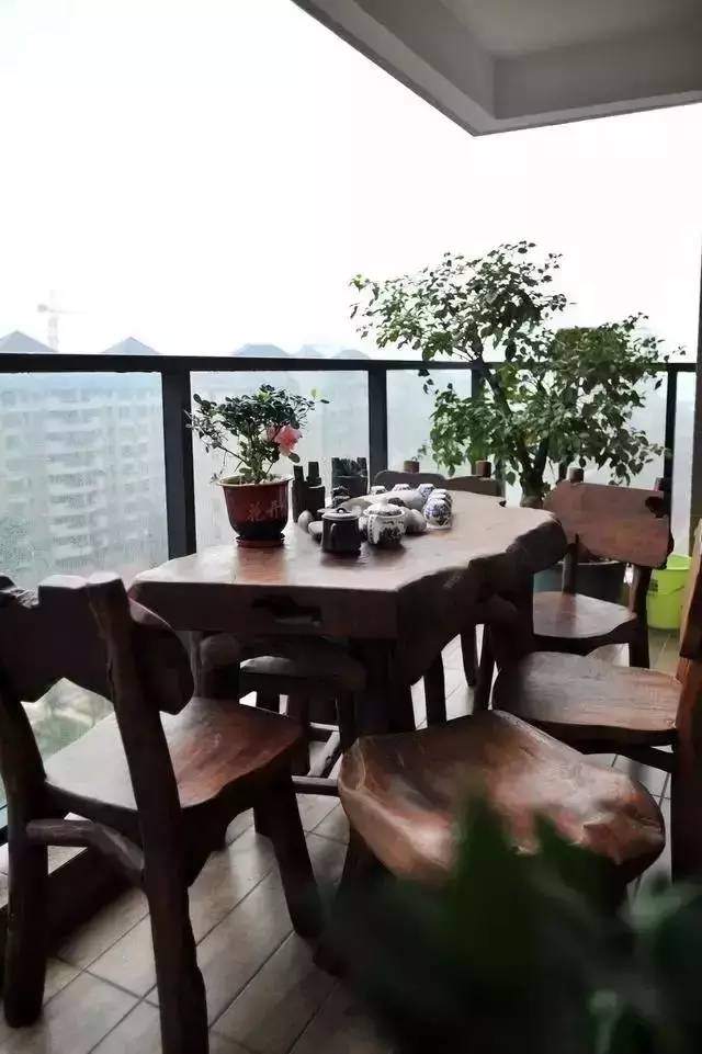 把阳台改造成休闲地,在阳台上摆上桌子和椅子,用来泡茶,看风景,是个