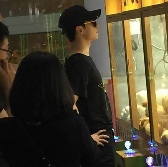 原来娱乐圈有这么多夹娃娃高手！可他们的姿势…