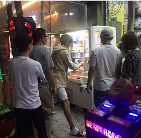 原来娱乐圈有这么多夹娃娃高手！可他们的姿势…