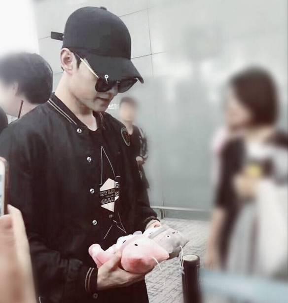 原来娱乐圈有这么多夹娃娃高手！可他们的姿势…