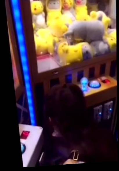 原来娱乐圈有这么多夹娃娃高手！可他们的姿势…