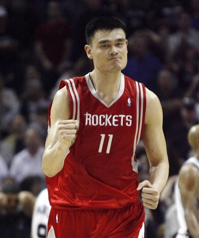 姚明退役,火箭主场成了中国红的海洋!胜过科比