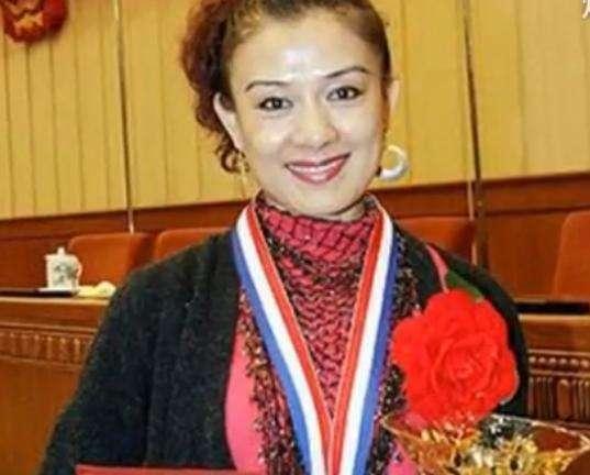 她凭9秒走红春晚,曾搭档赵本山,如今59岁仍美艳